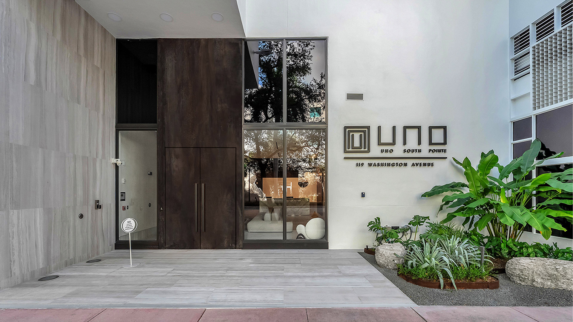 01.-batistelatom_UNOSouthPointeMiami_CommercialOfficeBuilding_MainEntrance