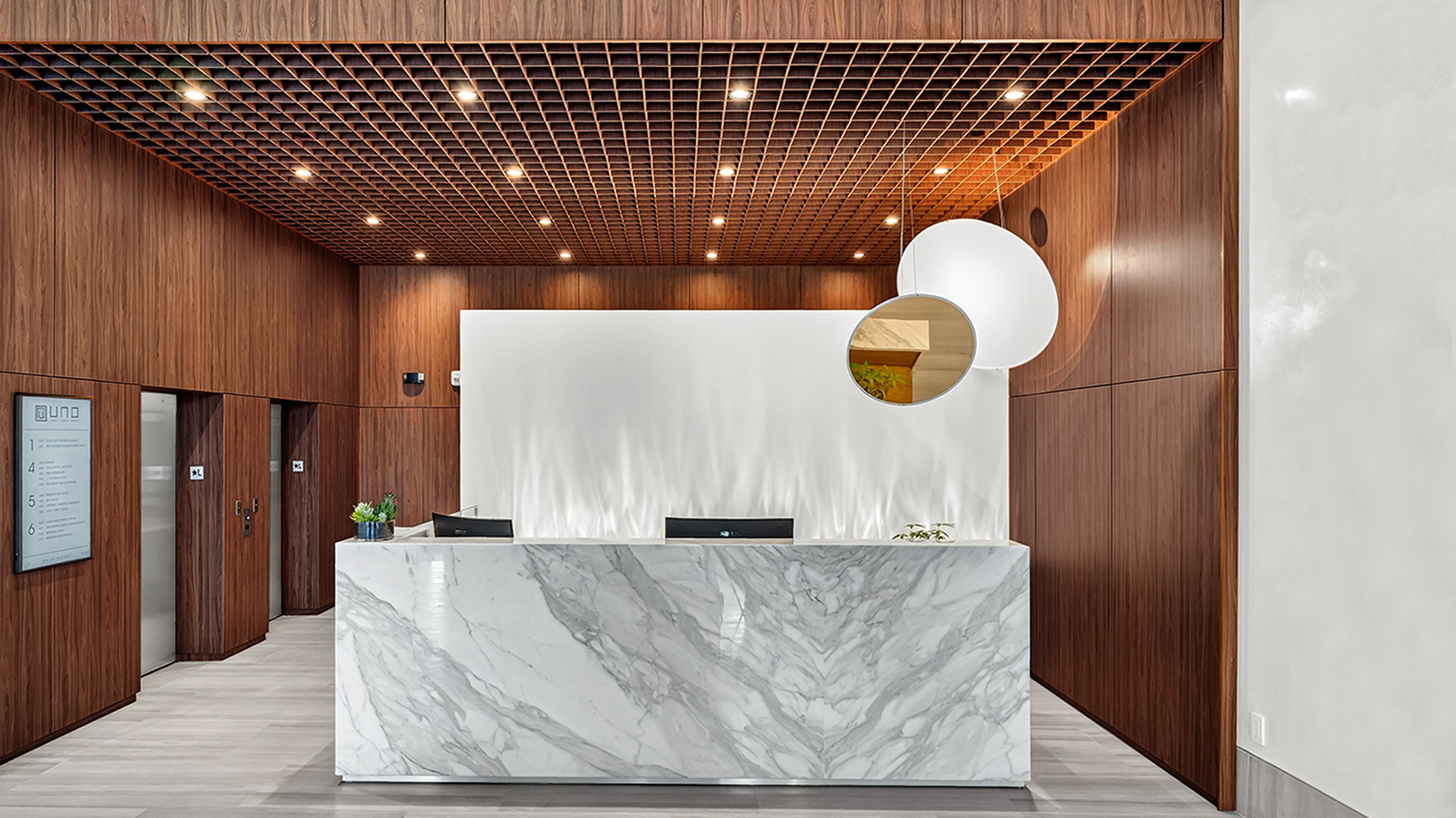 03.-batistelatom_UNOSouthPointe_CommercialOfficeBuilding_ReceptionDesk