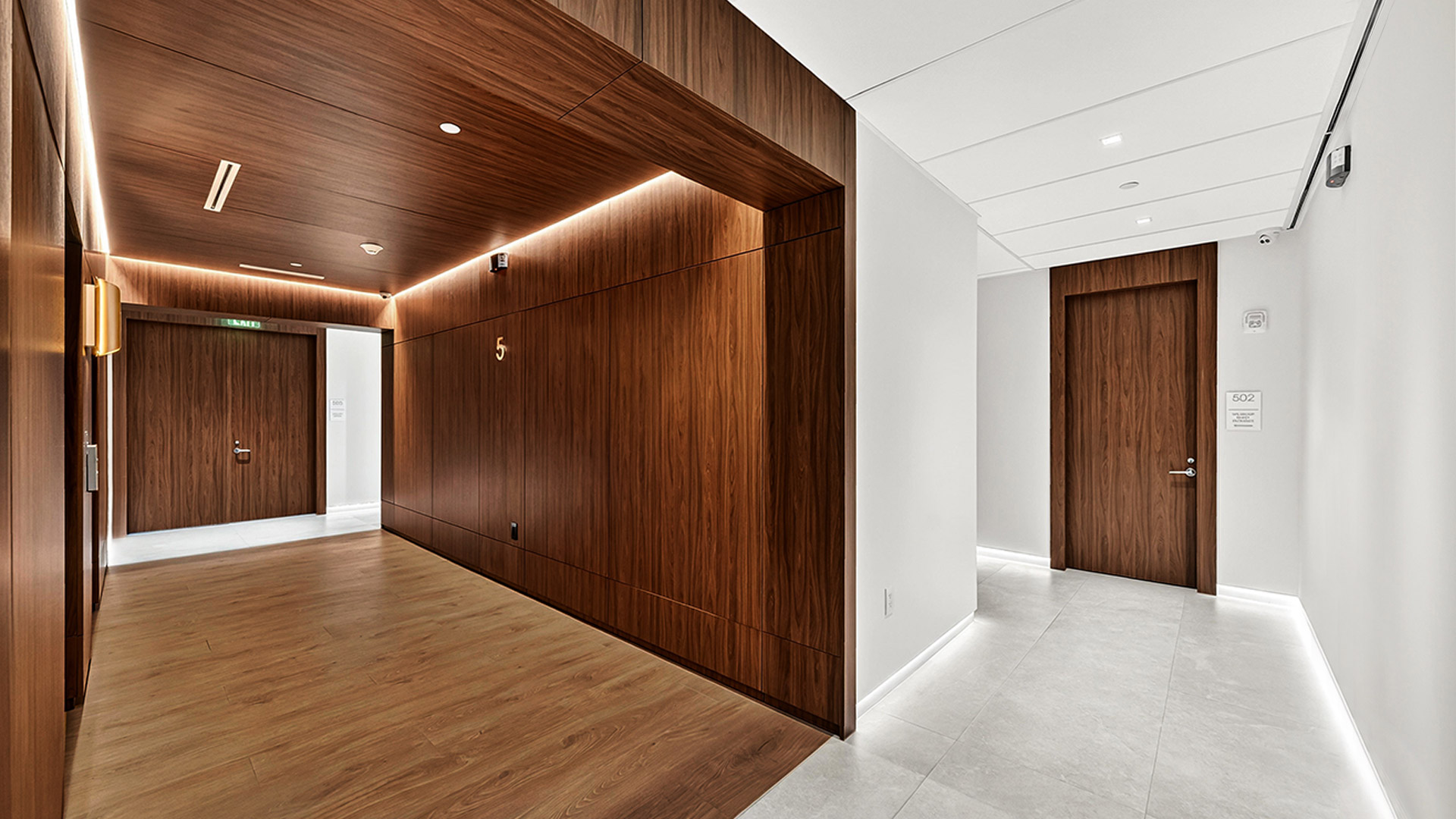 04.-batistelatom_SouthPointeMiami_CommercialOfficeBuilding_ElevatorCorridor
