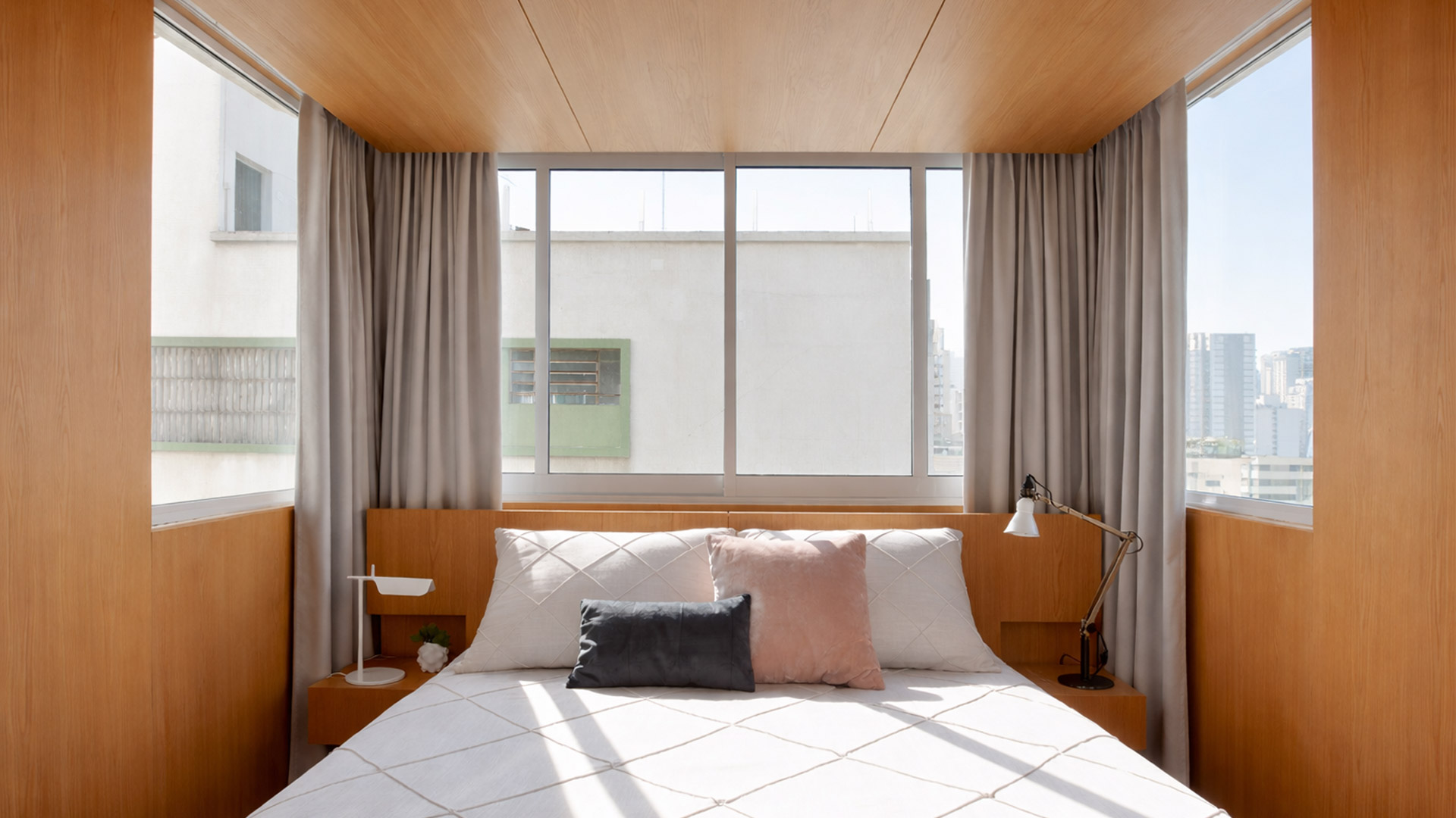 06.-batistelatom_SäuPauloBrazil_JardinsResidence_PrimaryBedroom