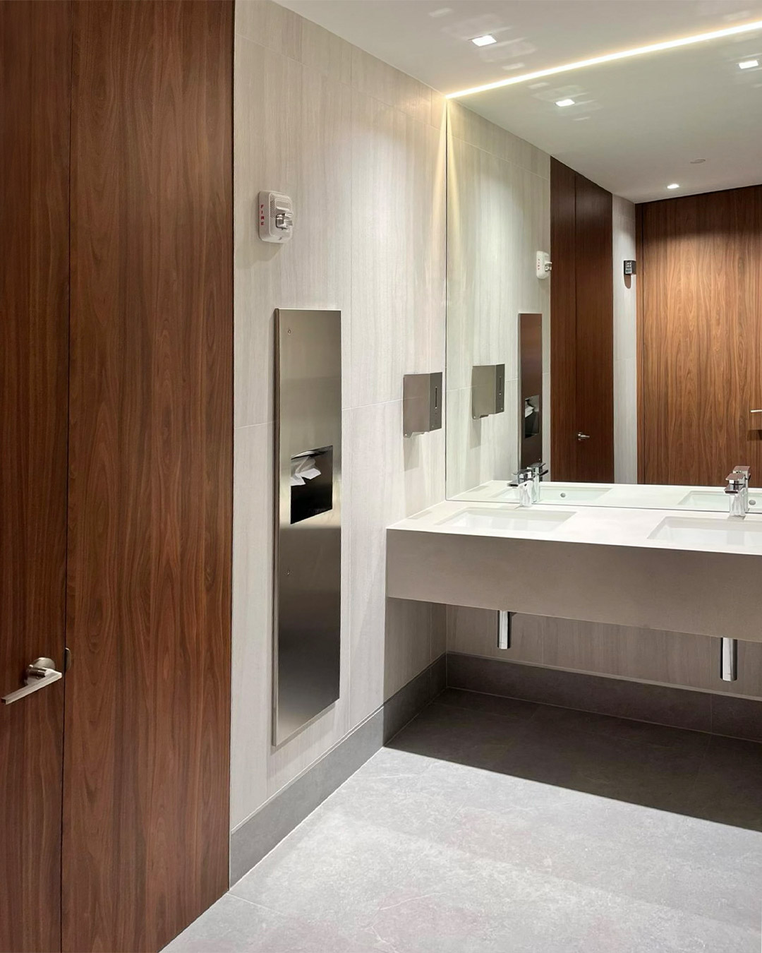 06.-batistelatom_UNOSouthPointeMiami_CommercialOfficeBuilding_Bathroom